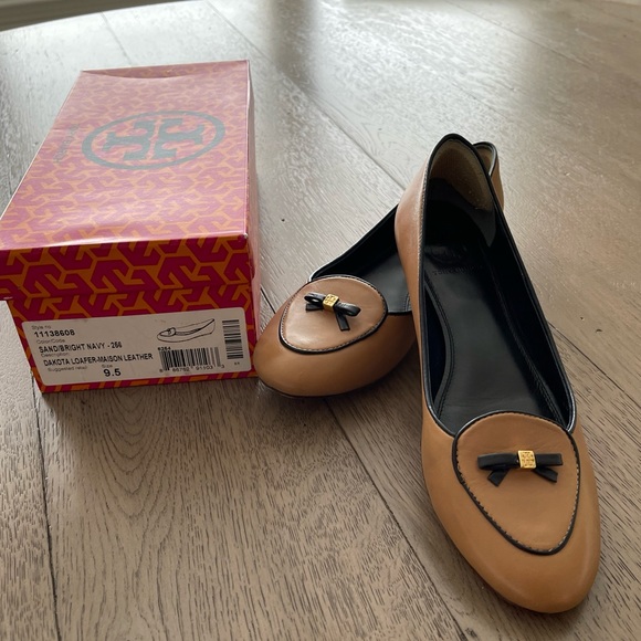Tory Burch Dakota Loafer-Madison Leather, Sand/Bright Navy, Sz 9.5 - Picture 2 of 9